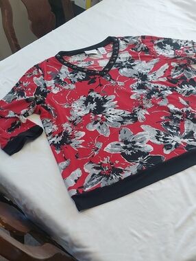 Alfred Dunner Red Floral V-Neck Top with Black Trim.soft And Cool .Size XL